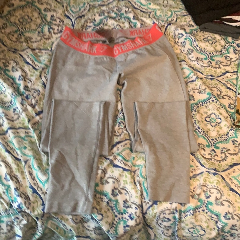 Gym shark leggings